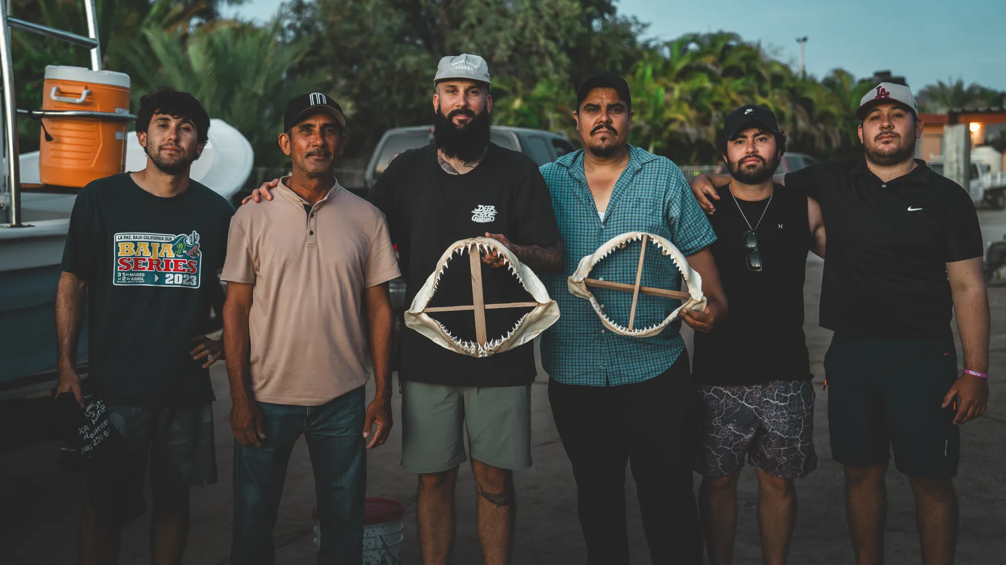 El equipo de Nativo Expediciones con las mandíbulas de tiburón